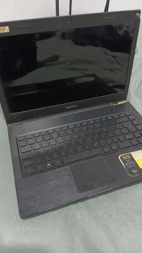 Notebook antigo usado para retirar peças