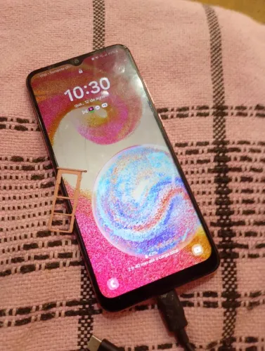 Celular ..tela trincada ..mais funcionamento 100 %