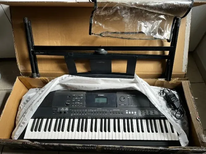 TECLADO YAMAHA PSR-EW400 - COMPLETO COM SUPORTE E CAPA
