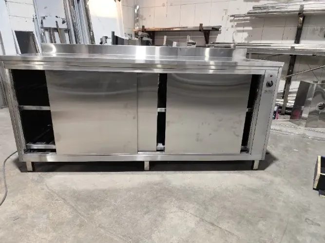 Estação fria industrial em inox, frente 2,85m, cinco portas 