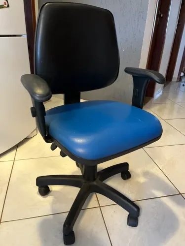 CADEIRA GIRATÓRIA JOB COM REGULAGEM ERGONÔMICA