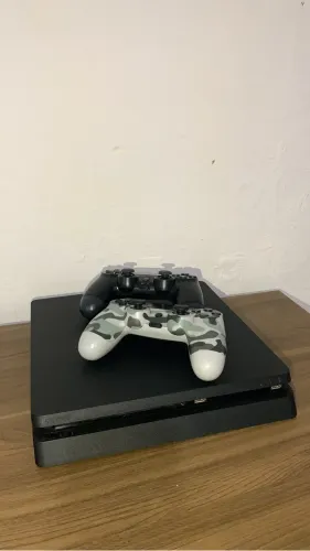 PS4 SLIM 1TB + 2 CONTROLES + 8 JOGOS