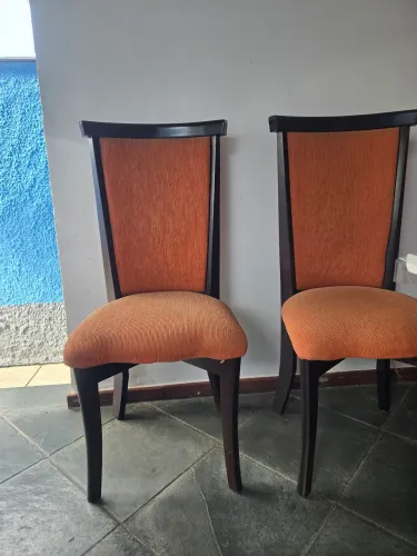 Cadeiras estofadas de madeira para sala