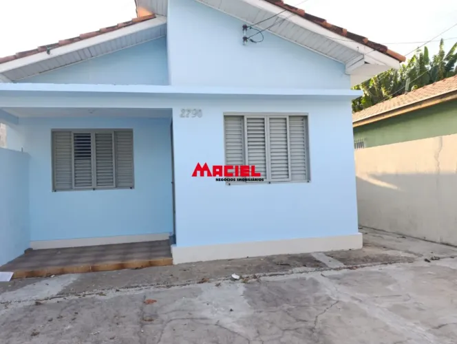 casa com dois quartos bem ampla garagem descoberta area de serviço bem arejada um quarto n