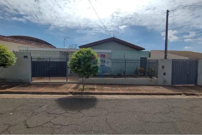 Casa a Venda - Bairro Garcia - Lins SP