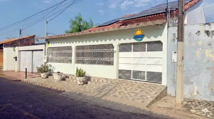 Casa para venda possui 243 metros quadrados com 4 quartos com energia solar