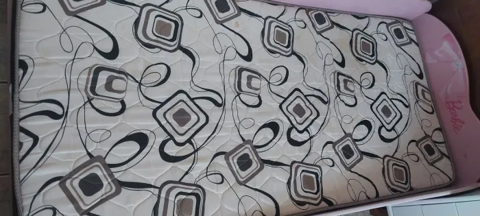 Cama barbie com colchão seminova. Medidas da cama 1,88 x0,88. Valor 450