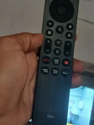TV TCL DOIS MESES DE USO AINDA COM GARANTIA TEM CAIXA
