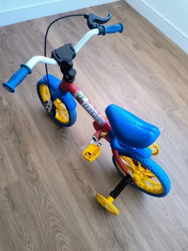 Bicicleta infantil com rodinhas