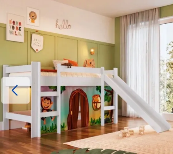 Cama infantil elevada com escorrega.