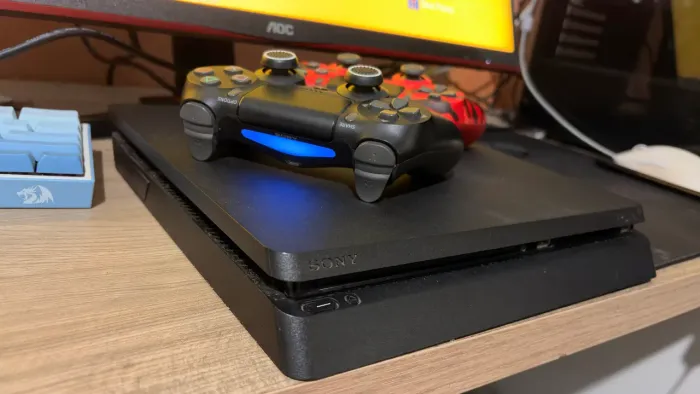 PS4 slim 1TB + 2 controles + 10 jogos físicos