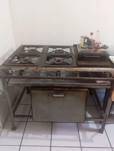 Fogão industrial: 4 bocas, chapa, forno.