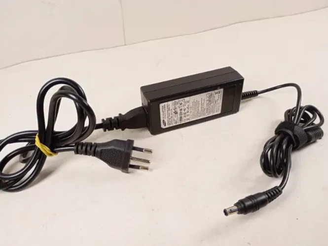 fonte carregador samsung 19v 3.16a (modelo ad-6019 / api1ad02) - bivolt com cabo de força