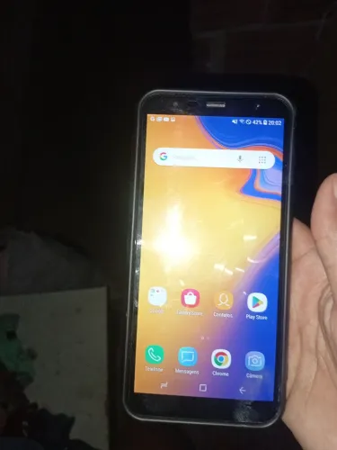 Vendo um celular marca Samsung j4p por 300 reais