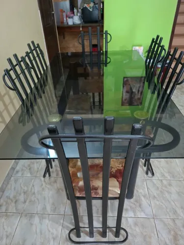 Mesa de vidro com 06 cadeiras