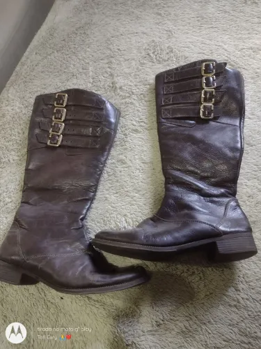 Vendo linda bota feminina número 34 marrom café com ferragens douradas 