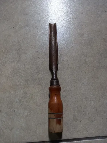 Formão de meia cava