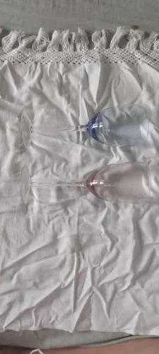 2 taças de vinho pra casal, uma rosa e uma azul