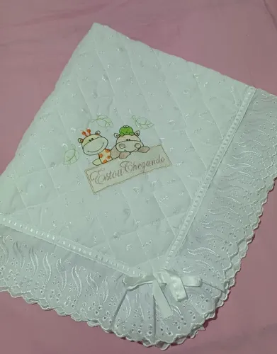 Manta de bebê de lese acolchoada,  medindo 90 X 80 cm .