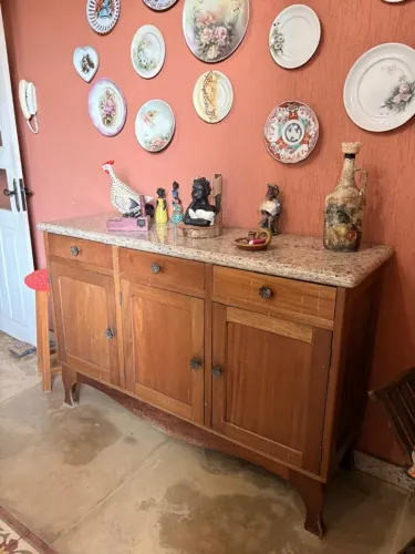 Mesa de jantar, cadeiras e buffet