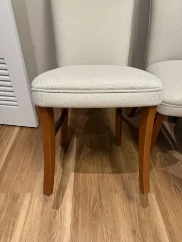 Quatro cadeiras de jantar