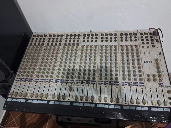 Vendo mesa de som de 24 canais ou troco por uma menor