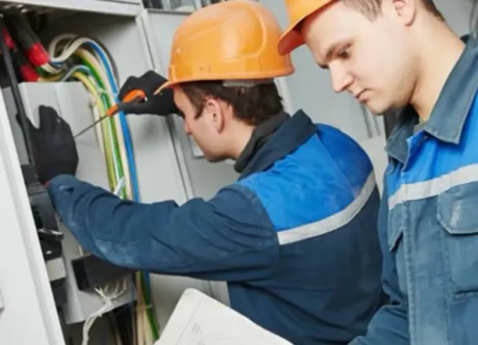 Procuro ajudante de eletricista