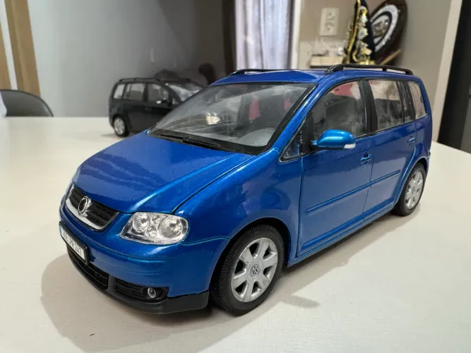 Miniatura VW Touran 1/24