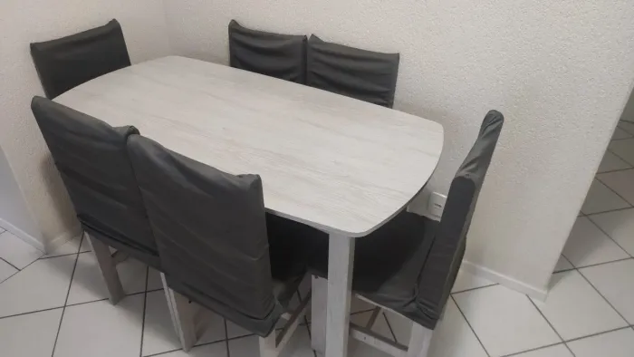 Mesa + 6 cadeiras com forros