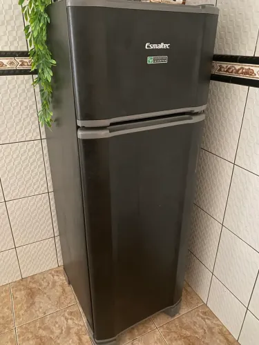 Vende-se geladeira semi nova