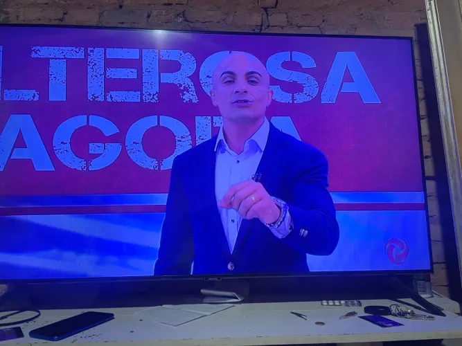 Vendo uma Tv 50 polegadas com alexa e internet urgente