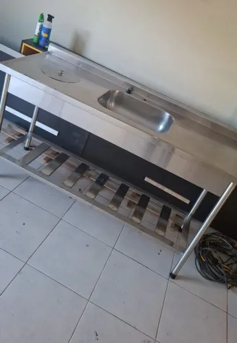 Vendo pia industrial de inox carbonizado com porta lixo e porta detergente semi novo