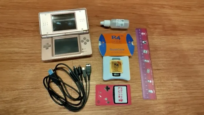 Nintendo DS Lite Rosa Reformado - LEIA Descrição