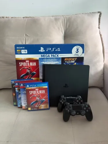 Playstation PS4 Slim 1TB + 2 controles + 4 jogos