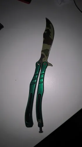 Canivete balisong (faca-borboleta) com o cabo metálico verde e a lâmina com estilo milita 