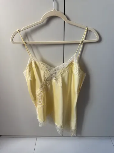 Blusa Zara acetinada com renda P amarelo-manteiga nova