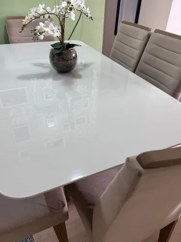 Mesa de jantar com 6 cadeiras em suede em MDF off wide com tampo de vidro