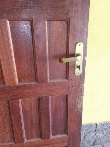 Porta maciça de madeira
