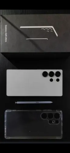 S25ultra sem detalhes, com nota e todos os objetos.