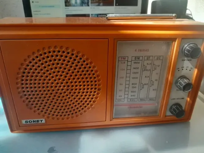 Radio portatil antigo, Sonet,laranja,4 faixas,faltando antena