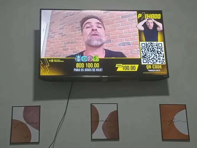 Vendo TV Smart 32 Semi Nova Perfeita