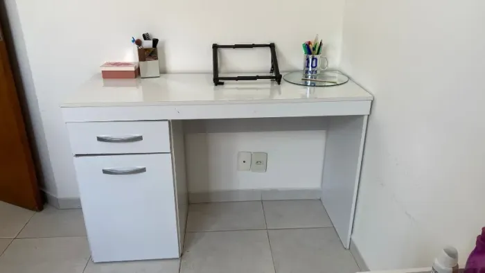 Escrivaninha semi nova