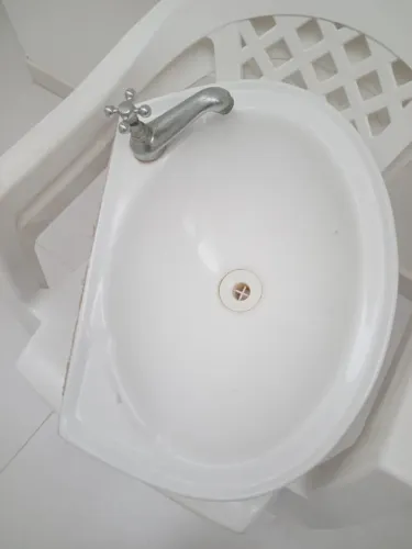 Pia em ceramica com torneira