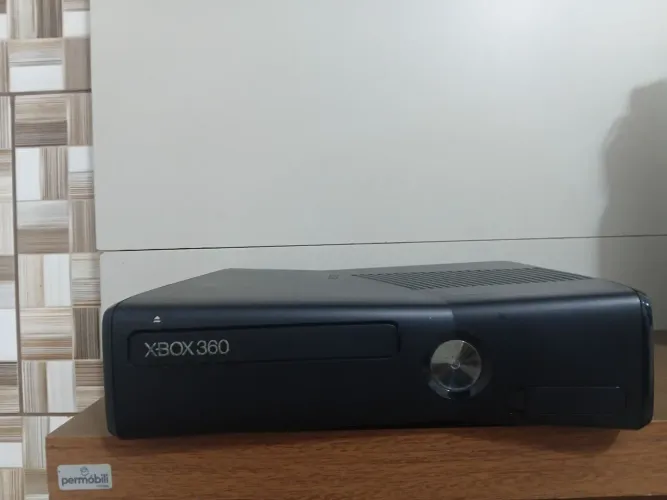 Xbox 360 slim + 2 Controles + Kinect + 8 jogos Bem Conservador ! Aceito cartão!!!