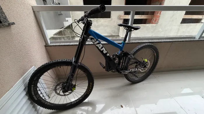 Giant Glory 8.8 com Fox Dhx5.0 e Marzocchi 888