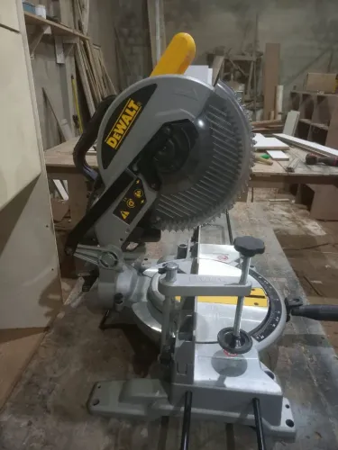 Serra DeWALT DW714 1650W, 10", pouco usada, em ótimo estado, possui ajuste de ângulo