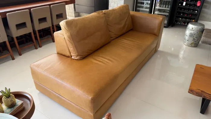 Sofá em couro legítimo em ótimo estado