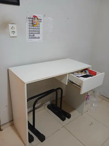 VENDO MESA DE ESTUDOS COM GAVETEIRO