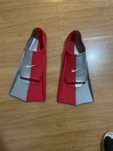 Pé de pato/nadadeira Nike na embalagem