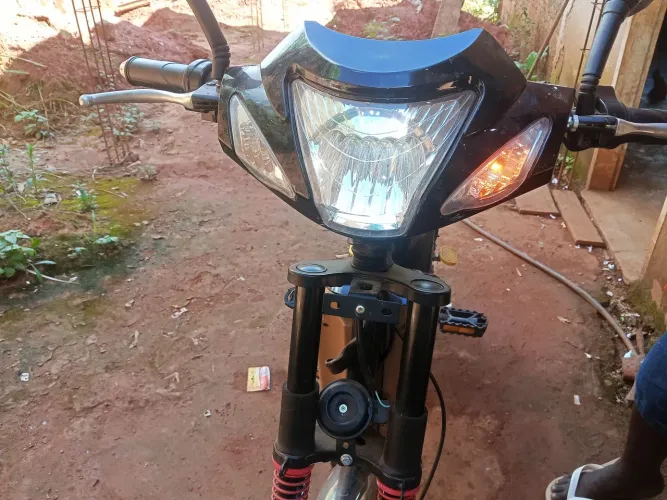 Bicicleta elétrica com marcha. Tem 3 marchas